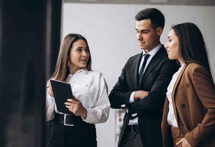 mujeres y hombre negocios